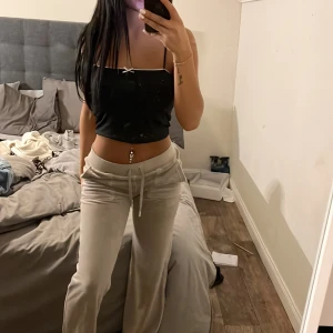 Ljus Begie juicy byxor - Säljer mina ljus Begie juicy byxor i storlek xs för jag inte andvänder dom längre