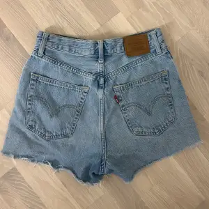 Levi’s jeansshorts i modellen ribcage shorts, i st. 27