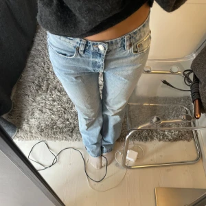 Snygga jeans - Snygga lågmidjade jeans!! Storlek 36, lågmidjade/midwaisted jeans från zara. Skriv om ni har några frågor om mer specifika saker❤️