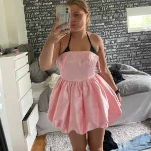 Rosa barbieklänning - Nu utan prislapp , en fin kort rosa klänning! Endast testad