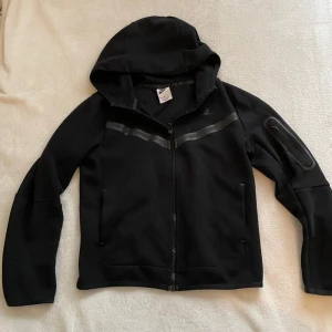 Nike tech fleece - Använd ett fåtal gånger. Köpt från JD sport I mall of scandinavia för ca 900kr men säljer för bara 299kr!! Priset kan diskuteras.