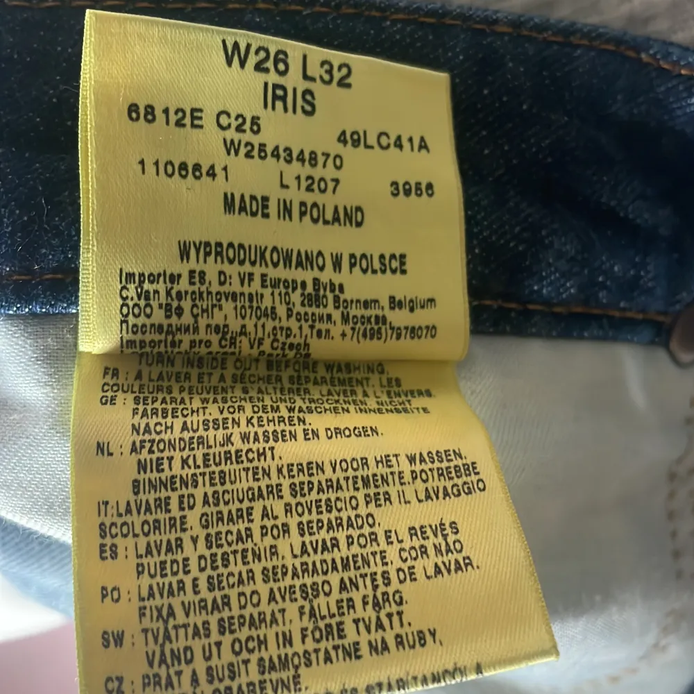 Snygga jeans bra skick. Midjemått 34cm innerbenslängden är 74cm. Inte mina bilder köpt här på plick men passade inte.. Jeans & Byxor.