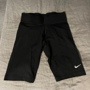 Nike träningshorts  - Mjuka träningshorts, strl S!  Knappt använda, mycket gott skick. Säljer pga använder ej!