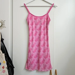 BRATZ klänning dollskill - Säljer denna asballa DollskillxBRATZ klänning i storlek S.  Som ny!🩷💅