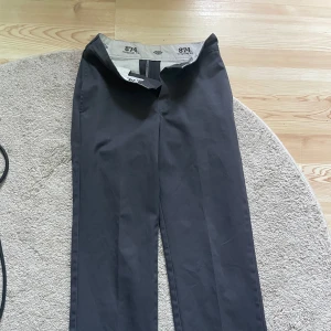 Dickies 874 original wide leg fit pleated trousers - För små för mig, med snygga pressveck och medelhög midja. För små för 180cm 60kg manskropp. Stl 29/30. Tjockt Canvastyg i hög kvalitet ty det är workwear. Skickas med postnord eller hämtas i Lund. 