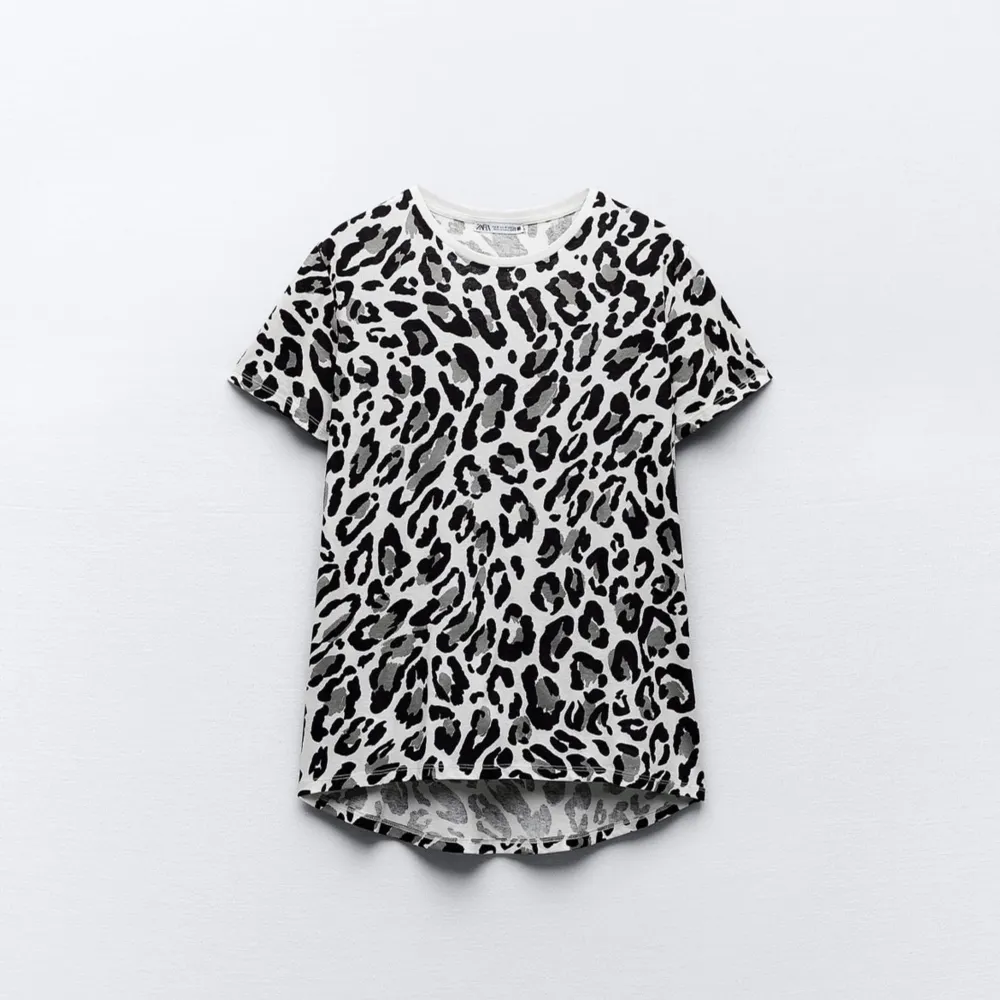 Sjukt snygg Leopard t shirt från zara!💖. Toppar.