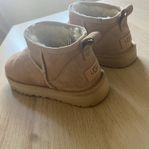Uggs stl 37 - Ugg CLASSIC ULTRA MINI i stl 37 Färgen ”Sand” Nypris 1995 kr Köpta på Zalando förra vintern