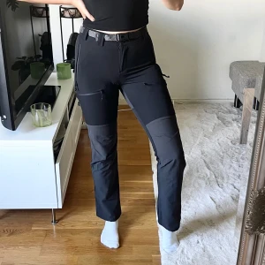 Vandringsbyxor  - Vandringsbyxor från Decathlon i stretchigt material. Storlek XS-S. De har flera fickor samt smidiga lufthål längs benet som går att öppna upp.   I princip ny nyskick, endast använda vid en vandringshelg. Säljer då de tyvärr är för små för mig.