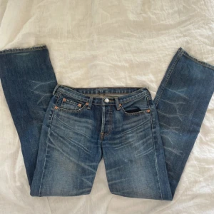 Lågmidjade Levis jeans - Lågmidjade utsvängda/bootcut jeans från Levis, har en defekt