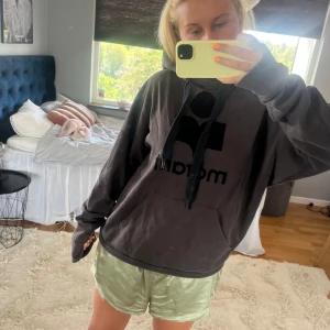 Isabel marant hoodie  - Så snygg isabel marant hoodie i bra skick🩵På de första bilderna kan man se fläckar men har tvättat den så nu är den fläckfri (se bild 2). Den är mörkbrun med svart text!