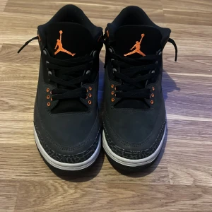 Jordan 3  - Säljer mina jordans för att jag bara har använt dom en gång sen har dom bara legat på en hyll och inte kommit till nytta. Nästan helt nya som jag sa bara använda en gång och har kvar allt. Skriv om du har några frågor. Ny pris 2000