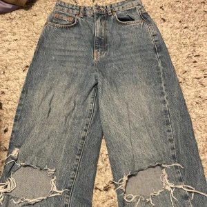 Highwaist wideleg håliga jeans - Är i jätte bra skick och knappt använda