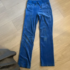 Juicy byxor  - Intressekoll på mina juicy byxor i xs då dom inte kommer till användning längre. Jätte fin färg och köpta från pondus, bra skick!💞söker runt 500