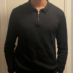 Svart Halv zip - En svart halv zip från selected homme i grymt skick. Tröjan är knappt använd och har få tecken på användning. Hör av dig för fler bilder eller frågor!