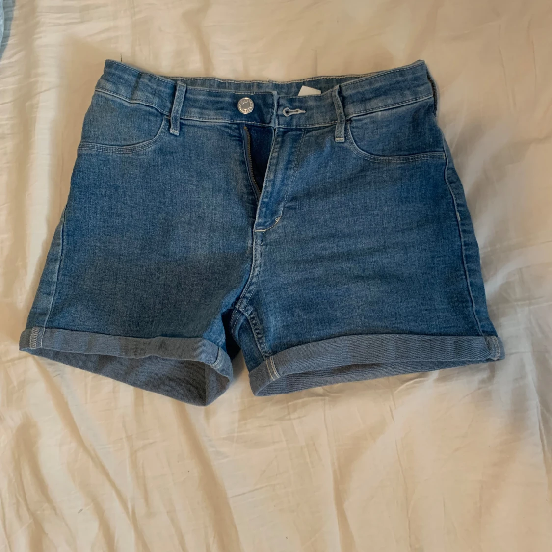 Blåa jeans shorts