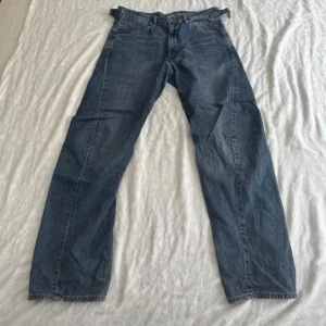 Levis bootcut jeans - Säljer ett par bootcut jeans som inte jag använder eftersom jag inte gillar på hur den sitter på mig. skriv gärna ifall du har frågor eller ifall om du är intresserad😁