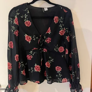 Svart blommig blus - Svart blommig blus med rosor från H&M.