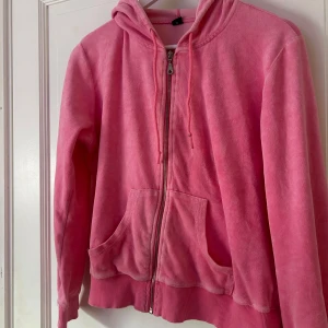 Rosa hoodie med dragkedja - söt rosa hoodie / huvtröja i velour likt material. jättefint skick, finns en liten fläck på ena snöret som borde gå bort i tvätten. storlek XL men sitter som en M/L. 