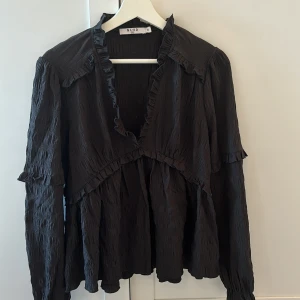 Svart blus  - Svart oanvänd blus från Nakd.
