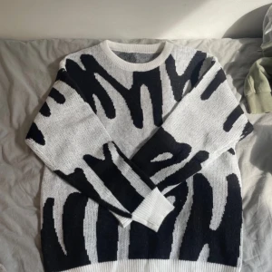 Sweatshirt  - En helt ny oxh oanvänd sweatshirt i storlek L. Väldigt skön att ha på sig.