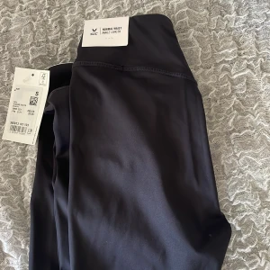 Svarta träningsbyxor  - Svarta oanvända träningsbyxor från soc. Prislappen sitter kvar! 