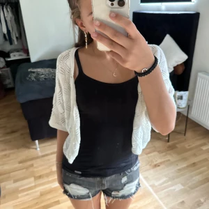 Svarta jeansshorts med slitningar - En vit stickad tröja, aldrig andvänder ❤️