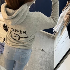 mi amor hoodie  - används inte längre. nypris 1 750kr. passar xs/s o vissa m. köparen står för frakt. pris kan diskuteras. 