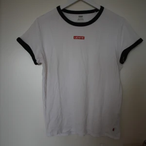 Levi's T-shirt Vit  - Levi's T-shirt Vit med svart hals linning och liten röd text