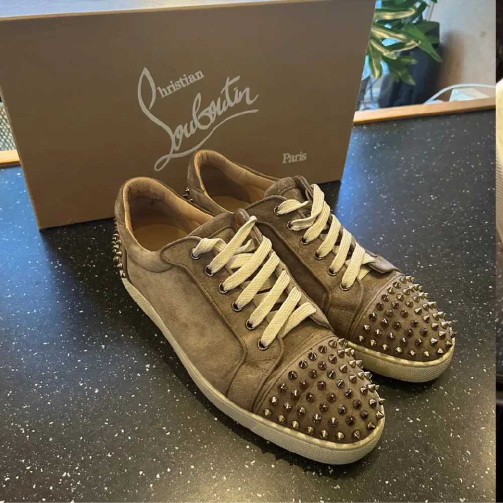 Christian Louboutin sandstorm🏜️⛱️ 10/10 skick, nypris 8200:- vårat pris 4300:-. Skor.