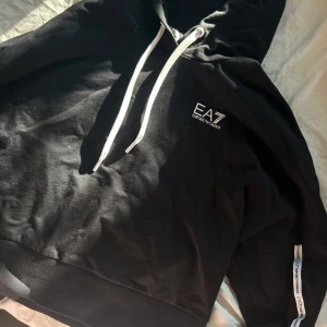 Armani hoodie  - Jätte fin från Jd sports . Endast använd 1 gång 😊