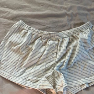 pyjamsshorts - pyjamasshorts med knappar från brandy melville 