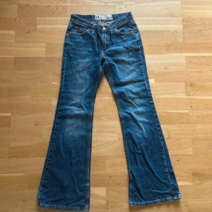 Lågmidjade bootcut Crocker jeans! - Supersnygga Crocker jeans som tyvärr är för små! 