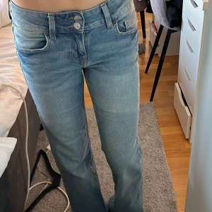 Low Waist jeans  - Nästan aldrig använda jeans ifrån hm som är slut sålda , säljer på grund av att dom är lite stora på mig som brukar ha 32 🩷🩷🩷