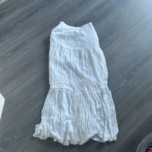 Kjol  - Lång vit ”fluffig” kjol! Aldrig använd då jag köpte den förstor