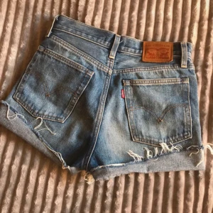Snygga Levi’s shorts - Snygga Levi’s shorts som knappt är använda. Fick dom av en kompis men dom kommer aldrig till användning. Modell wedgie straight och str 24 som jag tror är xs.  Skriv vid frågor💕 (Köparen står för frakten💗)