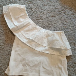 Tröja  - Jätte fin tröja från Gina Tricot som är "sneskuren" jätte skönt att ha på sommaren❤️  Köpte för runt 200kr. Bara använd få gånger men ser ny ut. 