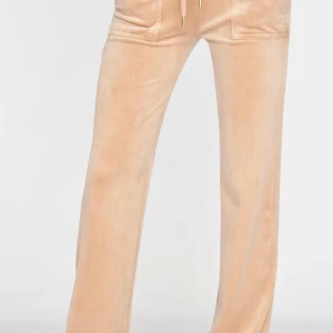 Säljer byxor från juicy couture!💗🥂 - De är i fint skick och använda några gånger, det är guld på knappar osv!💗