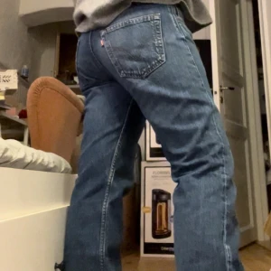 Levis 501 jeans - Supersnygga Levis 501or! Säljer pga för stora för mig, men dom är verkligen så himla snygga! Köpta i en vintageaffär i paris för 600kr💓
