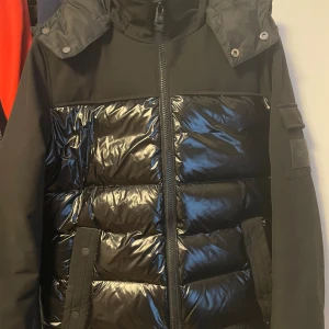 Jacka Calvin Klein - 9/10 cond , använd sparsamt 1 vinter, köptes för ungefär 5000kr, säljs ej längre så den är lite ovanlig!, perfekt förköp inför den kommande vintern.