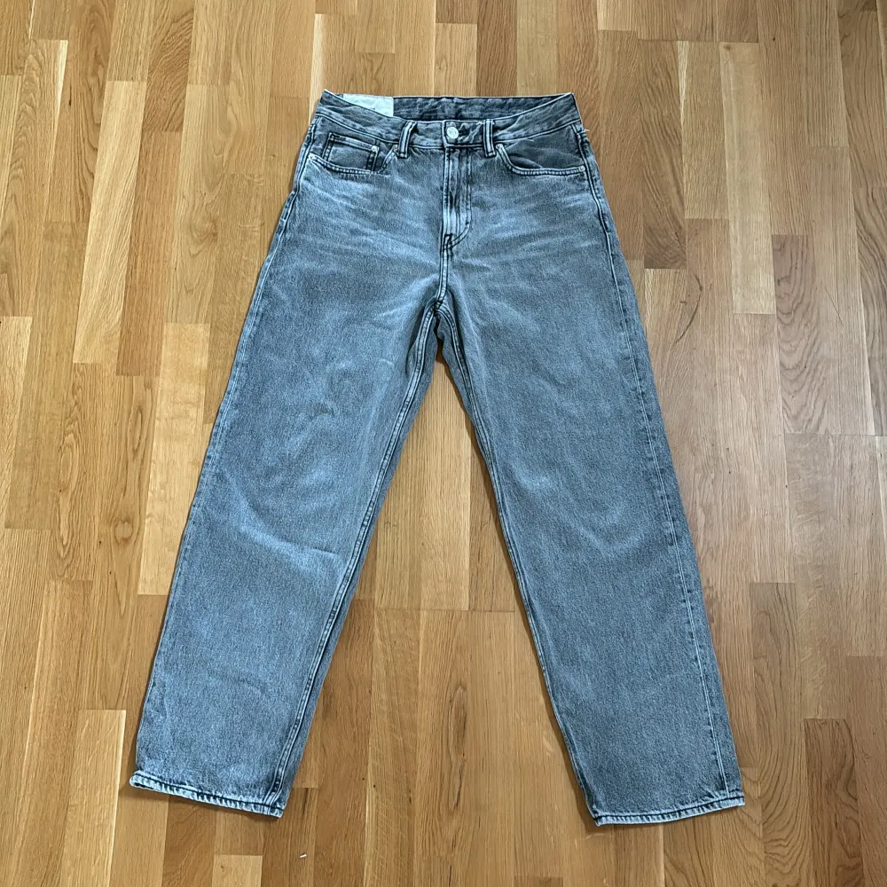 Ett par gråa baggy/loose jeans från HM. Knappt använda så jätte bra skick. Storlek 29/32 och kostar 249kr. Skriv gärna om det är några frågor och pris kan diskuteras. . Jeans & Byxor.