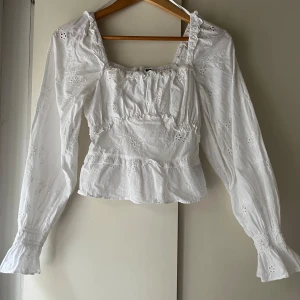 Vit topp/blus - Använd fåtal gånger. Passar mig som har storlek S