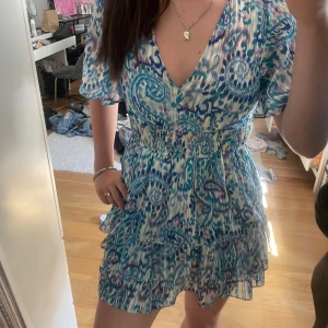 Mönstrad klänning  - Trendig klänning från zara!