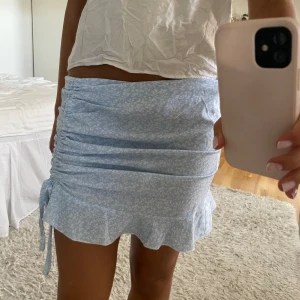 Jättesöt kjol - Jättesöt somrig kjol från Shein i storlek S. Går att justera så att man kan få den både längre eller kortare 🩷