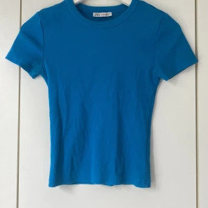 Blå t-shirt - Säljer min blåa tajta T-shirt från Zara eftersom jag inte använder den längre. Den har inga defekter och är inte speciellt använd. 💗