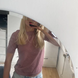 Lila-rosa tröja - Säljer denna lila/rosa tröjan som knappast är använd. Den har inga defekter och är i strl XS. Pris kan diskuteras❣️