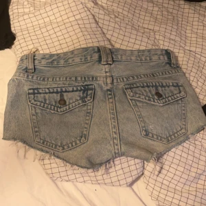 Jättefina jeansshorts med fickor bak - Shorts ifrån pull & bear, storlek 34. Jättebra kvalitet endast använd 2-3 gånger då de är för små, kom privat för mått eller liknande ❤️