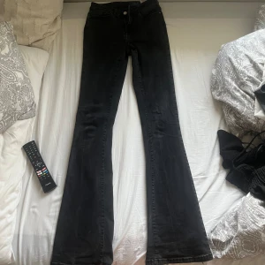 Midwaist bootcut jeans - Köptes från Zalando januari 2023🤍dom va väldigt använda men används inte nu längre vilket märks på slitningarna vid slutet av benen därav priset🤍noisy may heter märket, är längd 36 och 27 i midjan🤍