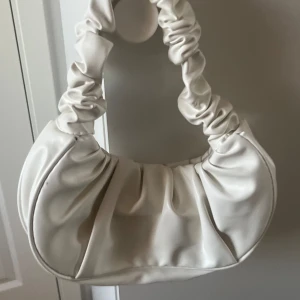 Gullig väska  - Säljer en urgullig vit väska  Vet Tyvvär inte märket😅