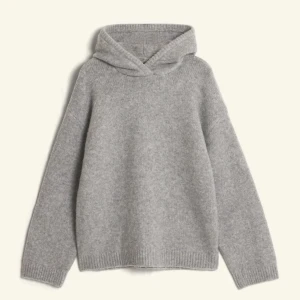 Stickad Hoodie  - Säljer denna stickade Hoodie från bikbok pga att den ej kommer till användning. Använt endast en gång