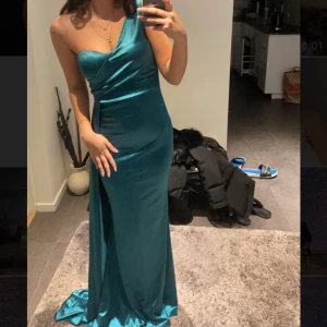 Klänning i storlek 34/36 säljs för 600kr - Elegant klänning i storlek 34/36 , som säljs för 600kr. Köparen står för frakten:)